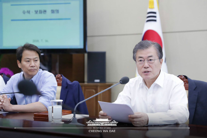 문재인 대통령이 16일 청와대에서 열린 수석ㆍ보좌관회의에서 발언하고 있다. 청와대 페이스북